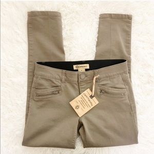 NWT DEMOCRACY Ab Technology Skinny Khaki Pants
